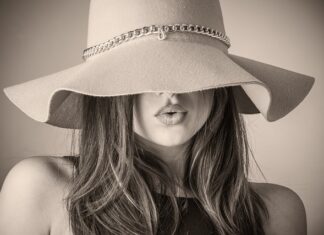 Co jest modne na ścianę w salonie? Co jest modne na ścianę w salonie?