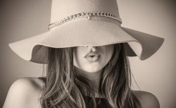 Co jest modne na ścianę w salonie?