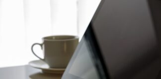 Jak zamocować rolety do okna?