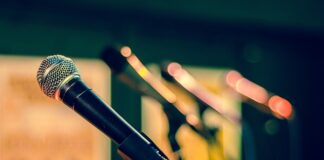 Jak zamontować mikrofon w kasku?